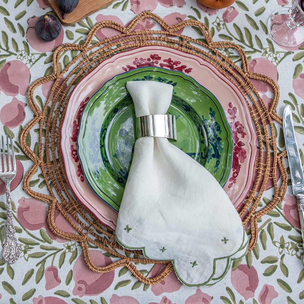 Scalloped Knot Green Embroidered Linen Napkin | Set of 4 - Pomegranate