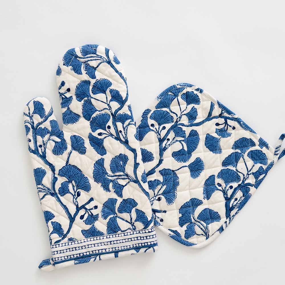 Classic and fresh blue hue oven mitt set.