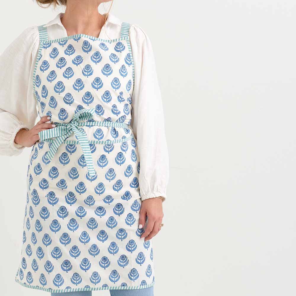 Pinot apron with periwinkle blue and white print.