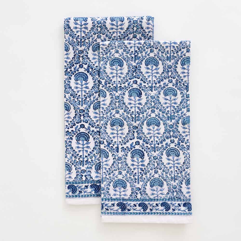 Intricate details of blue and white encompass this 100% cotton tea towel set. 