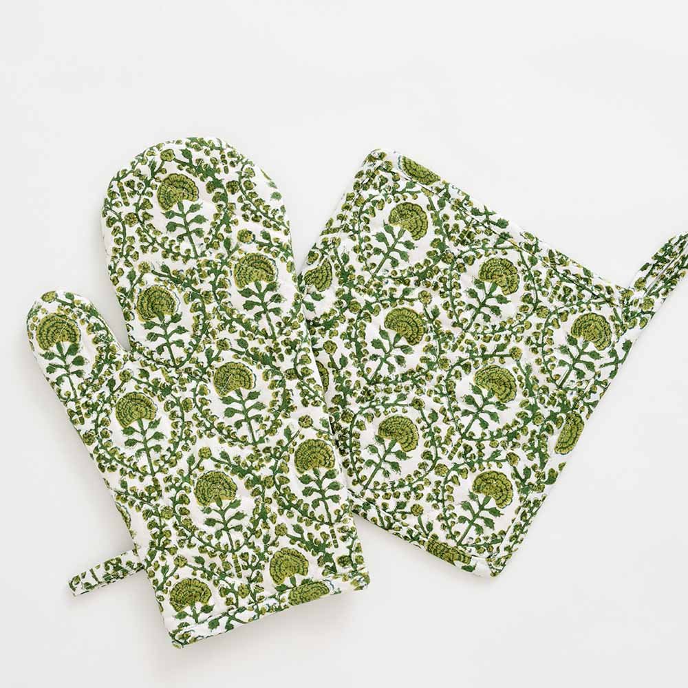 Green and white intricate details give earthy vibes to this oven mitt set. 