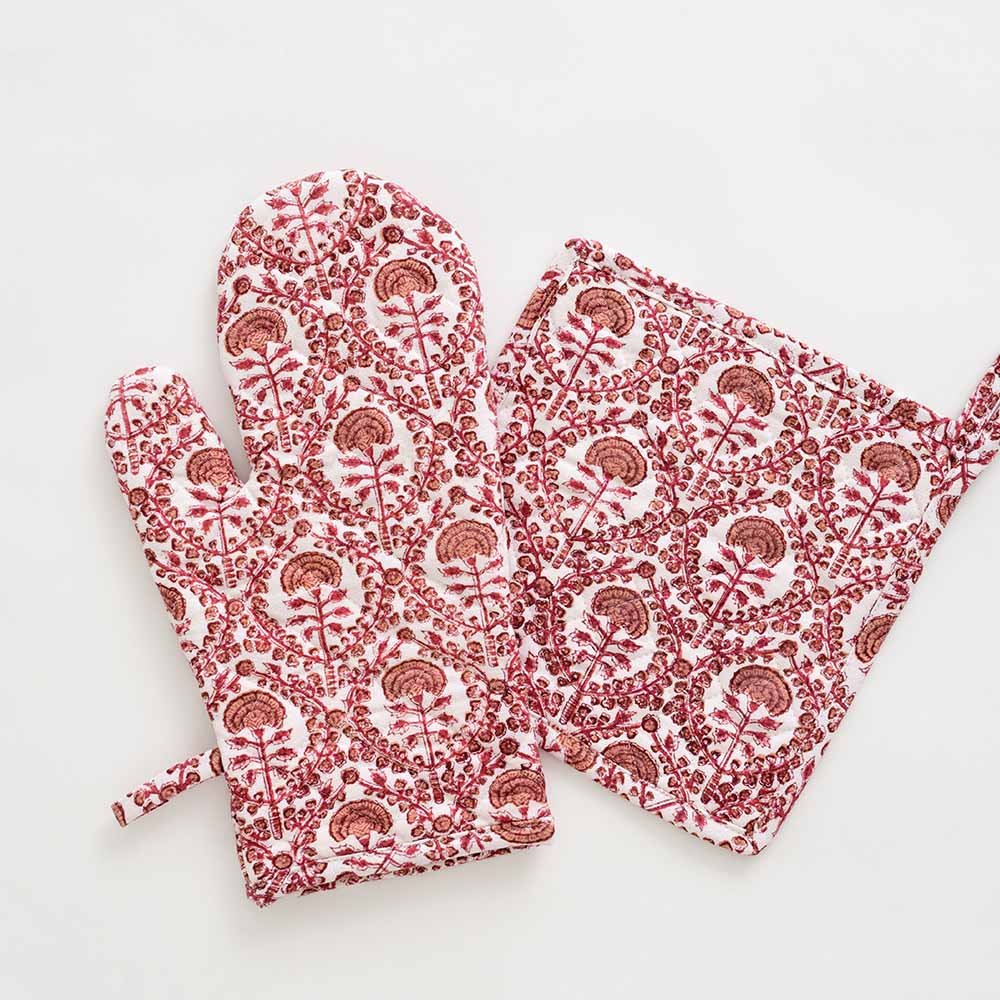 Offering protection from hot pots and pans, the Caroline Red oven mitt set will dazzle your kitchen with its red and white hues. 