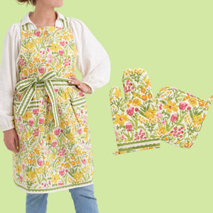 Farmhouse Apron and 2 Oven Mittens Set, Woman Apron and 2 Oven Gloves Set.  Floral Kitchen Apron and Mitts. Gift for Mom. Mothers Day Gift 