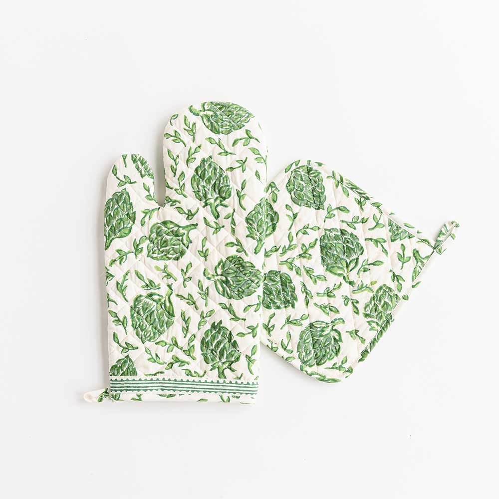 This green and white pattern oven mitt set is a staple in any kitchen. 