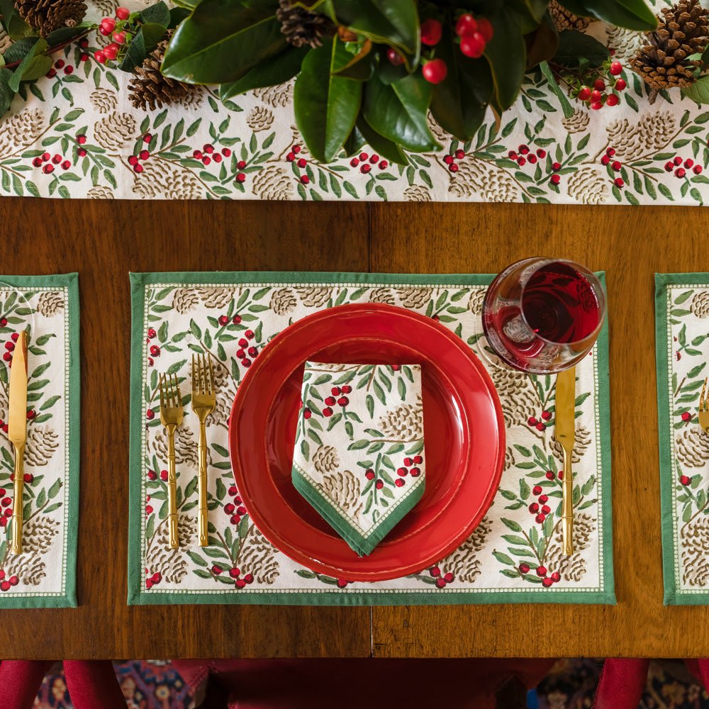 Christmas Garland placemats & napkins with red plates