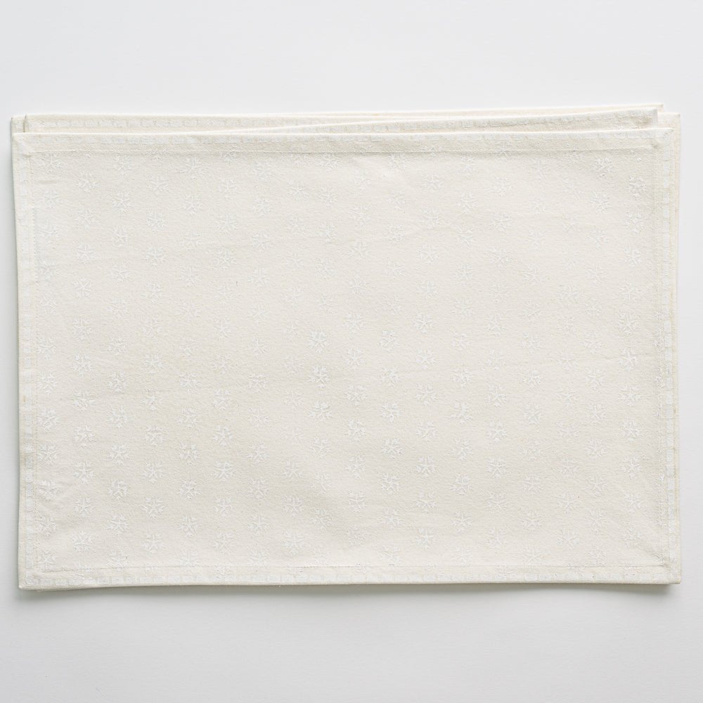 https://pomegranateinc.com/cdn/shop/products/Web-India-Hicks-White-on-White-Snowflake-Placemats_7738-802215_1600x.jpg?v=1701316052